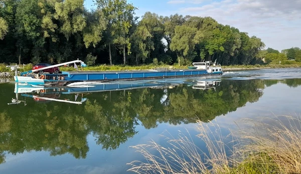 Vue aérienne ou photographie panoramique de Bouchain dans le Nord de la France, montrant le tissu urbain caractéristique avec ses maisons individuelles aux toitures bien visibles, prise en conditions lumineuses naturelles et professionnelles, sans texte ni logo. L'image doit être visuellement distincte des vues de Caudry, Solesmes et Le Cateau-Cambrésis déjà sélectionnées, mettant en avant les caractéristiques architecturales ou le paysage spécifique de cette commune du Nord.