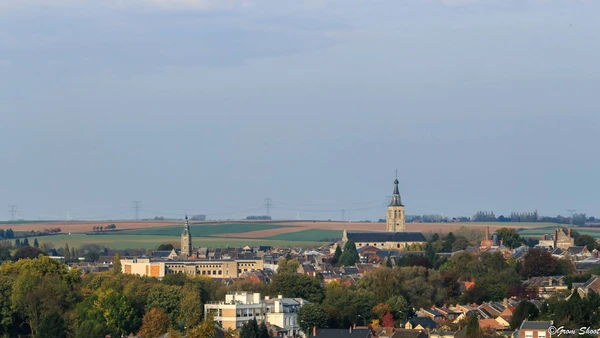 Vue aérienne ou photographie panoramique de Le Cateau-Cambrésis dans le Nord de la France, montrant le tissu urbain caractéristique avec ses maisons individuelles aux toitures bien visibles, prise en conditions lumineuses naturelles et professionnelles, sans texte ni logo. L'image doit être visuellement distincte des vues déjà sélectionnées de Caudry et Solesmes, mettant en avant les caractéristiques architecturales ou le paysage spécifique de cette localité du Nord.