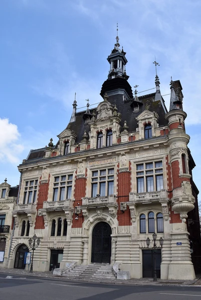 Vue aérienne ou photographie panoramique de Solesmes dans le Nord de la France, montrant le tissu urbain caractéristique avec ses maisons individuelles et toitures, prise en conditions lumineuses naturelles et professionnelles, sans texte ni logo. L'image doit être visuellement distincte de celle de Caudry déjà sélectionnée, en mettant l'accent sur les caractéristiques architecturales ou le paysage spécifique de Solesmes.